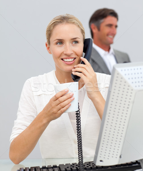 Stockfoto: Mooie · zakenvrouw · drinken · koffie · praten · telefoon