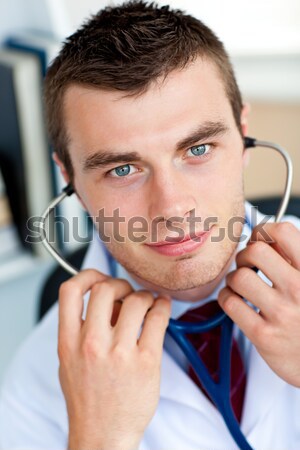 Foto stock: Retrato · sonriendo · doctor · de · sexo · masculino · estetoscopio · blanco