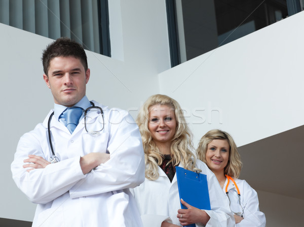 Сток-фото: три · врачи · больницу · глядя · камеры · женщину