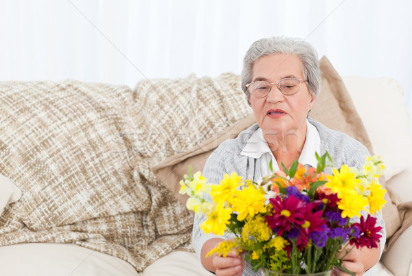 Senior vrouw bloemen home sofa vrouwelijke Stockfoto © wavebreak_media