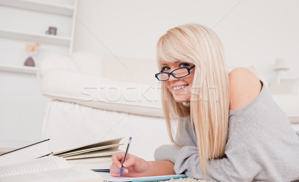 [[stock_photo]]: Souriant · femme · blonde · étudier · tapis · salon · femmes