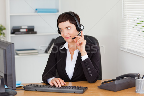 Segretario chiamando auricolare ufficio computer sorriso Foto d'archivio © wavebreak_media