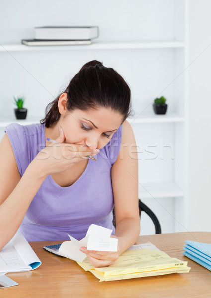 Jeune femme comptables femme papier travaux [[stock_photo]] © wavebreak_media