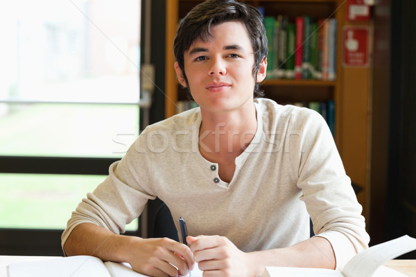 Stock foto: Lächelnd · männlich · Studenten · schriftlich · Essay · Bibliothek