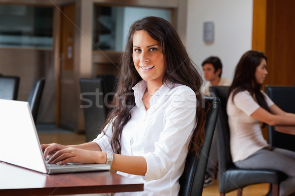 Jeune femme utilisant un ordinateur portable café affaires travaux étudiant [[stock_photo]] © wavebreak_media