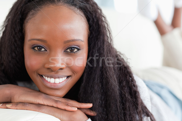 笑みを浮かべて 若い女性 ソファ ホーム リビングルーム ストックフォト © wavebreak_media
