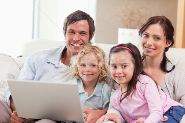 Foto stock: Encantado · família · usando · laptop · sala · de · estar · amor · internet