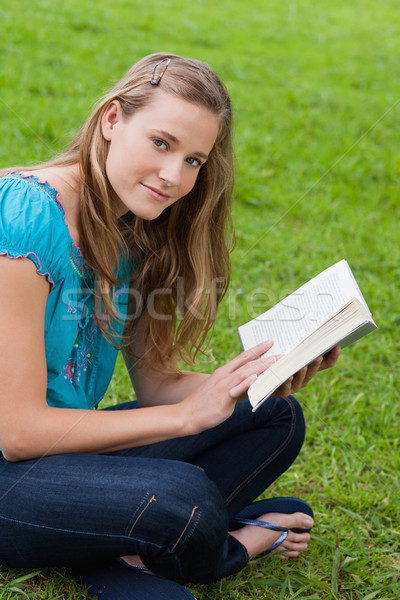 [[stock_photo]]: Jeunes · fille · lecture · livre · séance