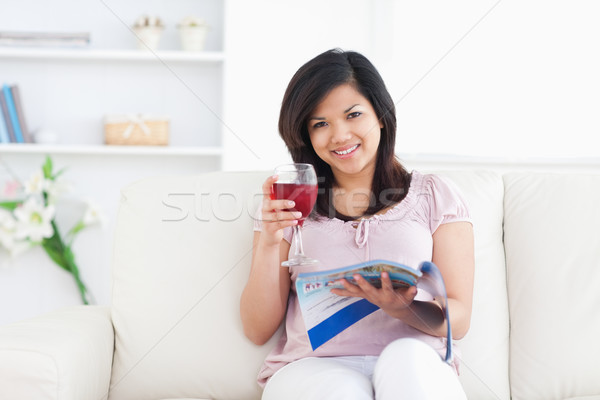 Nő tart magazin üveg vörösbor nappali Stock fotó © wavebreak_media