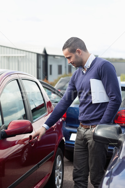 Stock foto: Mann · schauen · Auto · Tür · Öffnen · Freien