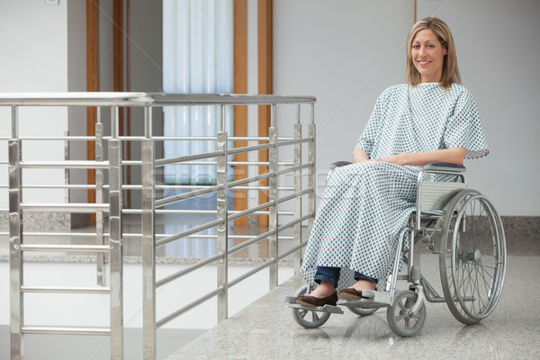 Stockfoto: Glimlachende · vrouw · ziekenhuis · toga · vergadering · rolstoel