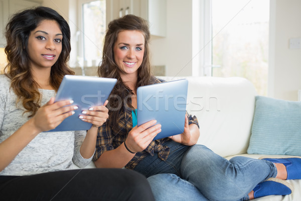 Sorridere donne tablet computer divano cucina Foto d'archivio © wavebreak_media