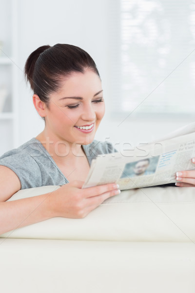 Mujer sesión sofá salón lectura Foto stock © wavebreak_media