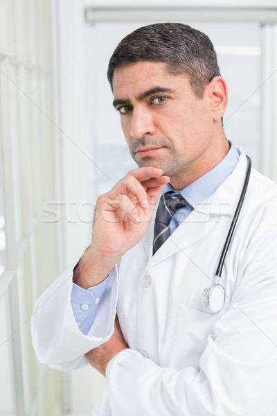 Retrato doctor de sexo masculino hospital pie mano barbilla Foto stock © wavebreak_media