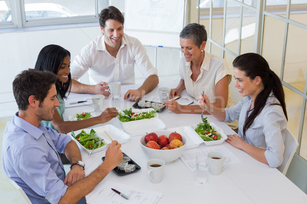 Trabalhadores alimentação salada de frutas juntos almoço escritório Foto stock © wavebreak_media