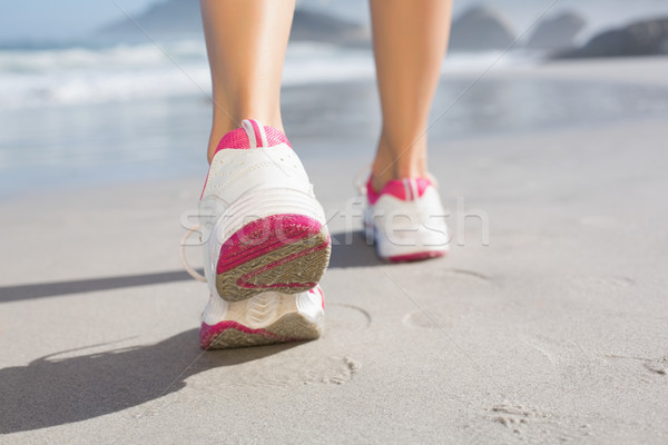 Encajar mujer caminando playa mar Foto stock © wavebreak_media