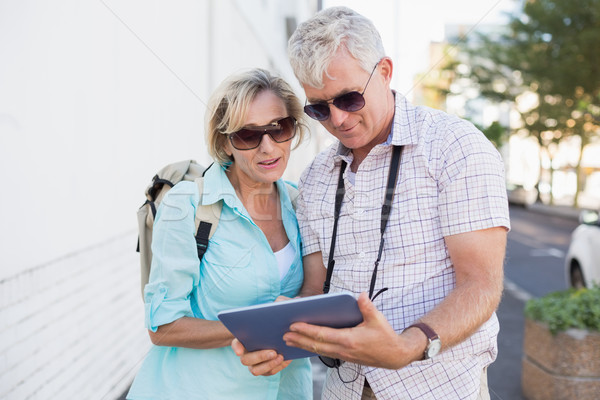 Feliz turista casal comprimido cidade Foto stock © wavebreak_media