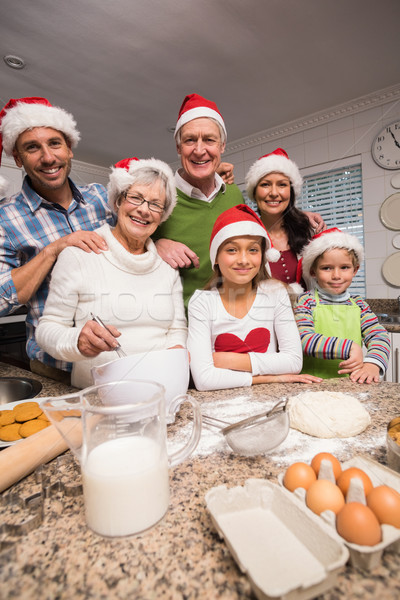 Familie împreună acasă bucătărie casă Imagine de stoc © wavebreak_media