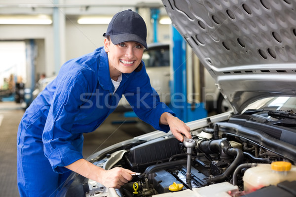 Stock foto: Lächelnd · Mechaniker · arbeiten · Auto · Autoreparatur · Garage