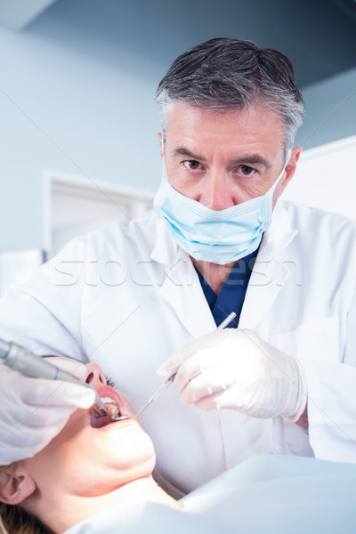 Dentista guardando fotocamera dental clinica Foto d'archivio © wavebreak_media