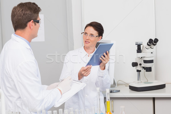 Foto stock: Sorridente · cientistas · falante · outro · laboratório · mulher