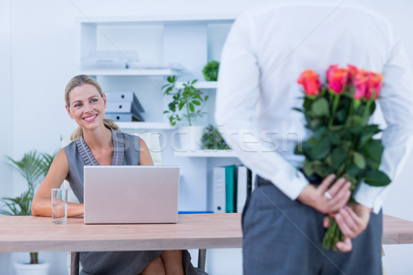 Zakenman verbergen bloemen achter Maakt een reservekopie collega Stockfoto © wavebreak_media