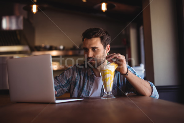 Homem usando laptop negócio internet laptop restaurante Foto stock © wavebreak_media