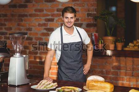 Retrato sonriendo camarero pie bar contra Foto stock © wavebreak_media