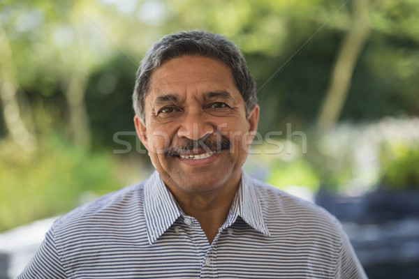 Retrato sonriendo hombre porche altos ordenador Foto stock © wavebreak_media