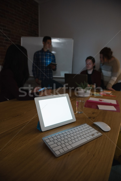 Digitale tablet tabel collega bespreken kantoor Stockfoto © wavebreak_media