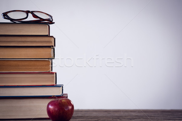 Alma boglya könyv asztal fal gyümölcs Stock fotó © wavebreak_media