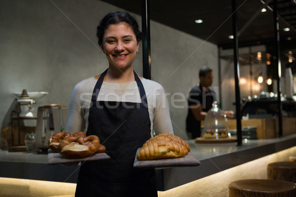 Portret szczęśliwy kelnerka śniadanie restauracji Zdjęcia stock © wavebreak_media