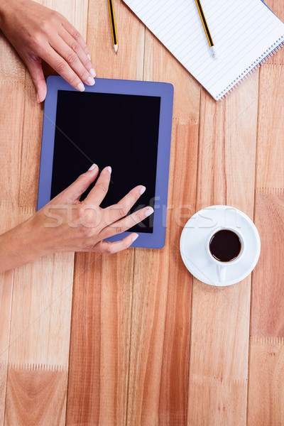 Vrouwelijk handen tablet zwarte espresso notebook Stockfoto © wavebreak_media