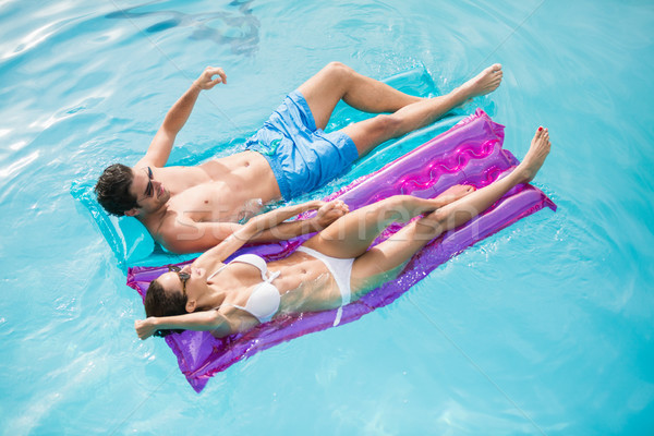 Paar ontspannen opblaasbare vlot gelukkig zwembad Stockfoto © wavebreak_media