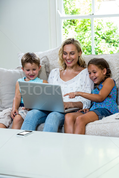 Szczęśliwy dzieci matka za pomocą laptopa sofa posiedzenia Zdjęcia stock © wavebreak_media