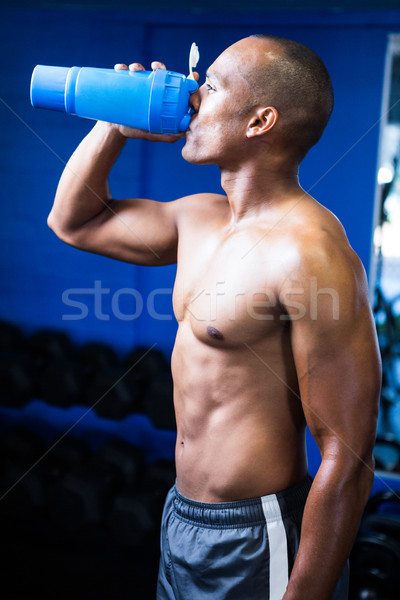 Póló nélkül férfi ivóvíz tornaterem oldalnézet fitnessz Stock fotó © wavebreak_media