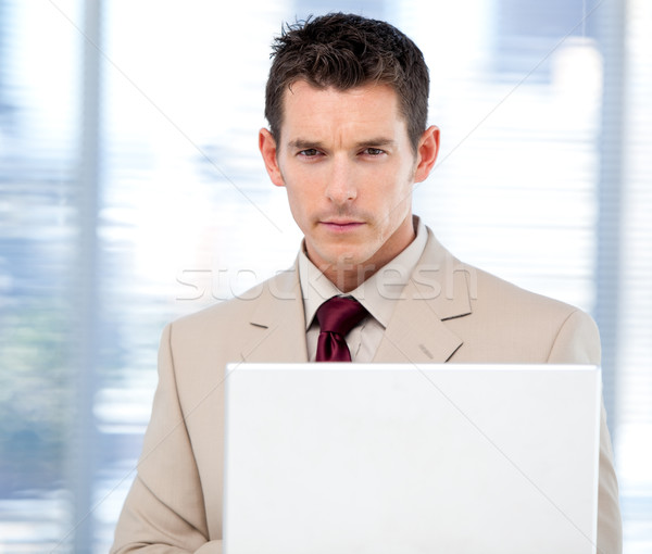 Stockfoto: Zakenman · met · behulp · van · laptop · permanente · kantoor · internet · laptop