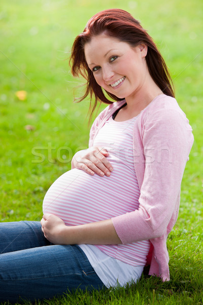 Genç hamile kadın oturma kısa çim kadın Stok fotoğraf © wavebreak_media
