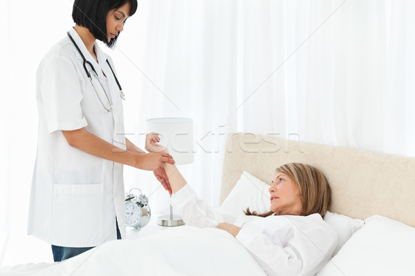 Hemşire nabız hasta kadın doktor Stok fotoğraf © wavebreak_media