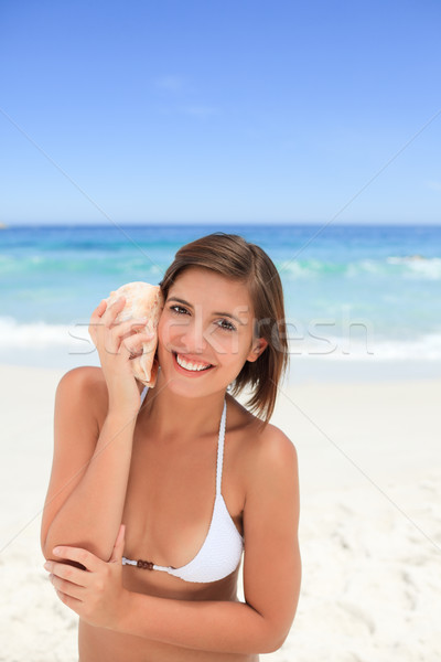 Zdjęcia stock: Piękna · kobieta · słuchania · powłoki · ręce · szczęśliwy · morza