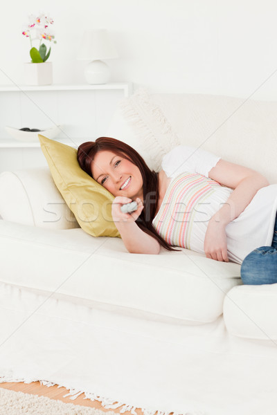 Mooie vrouw kijken tv sofa woonkamer Stockfoto © wavebreak_media