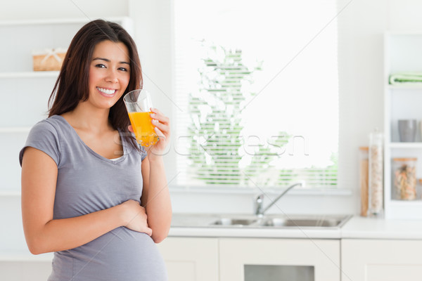 Güzel hamile kadın portakal suyu ayakta mutfak Stok fotoğraf © wavebreak_media
