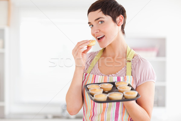 Blijde brunette vrouw tonen muffins eten Stockfoto © wavebreak_media