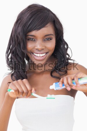 Glimlachend jonge vrouw creditcard witte achtergrond financieren Stockfoto © wavebreak_media