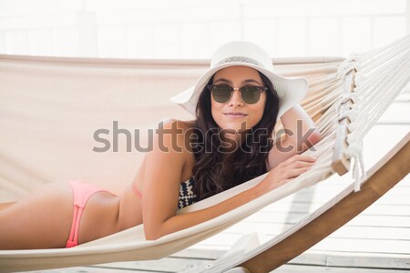 Mulher jovem celular cama leitura branco quarto Foto stock © wavebreak_media