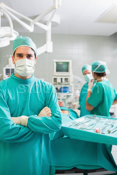 Sebész néz kamera keresztbe tett kar színház kórház Stock fotó © wavebreak_media