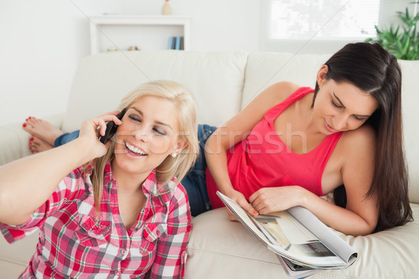 Stockfoto: Vrouw · vergadering · vloer · telefoon · vriend · bank