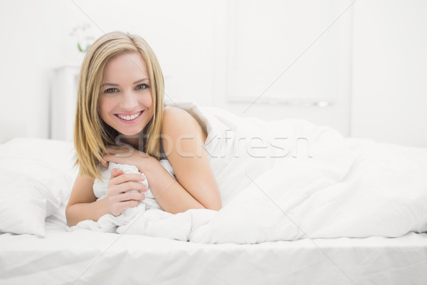 Portret femeie zambitoare pat zâmbitor acasă Imagine de stoc © wavebreak_media