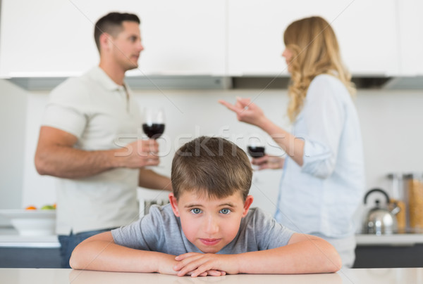 Foto stock: Triste · nino · mesa · padres