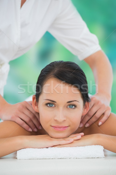 Schönen Brünette genießen Schulter Massage lächelnd Stock foto © wavebreak_media